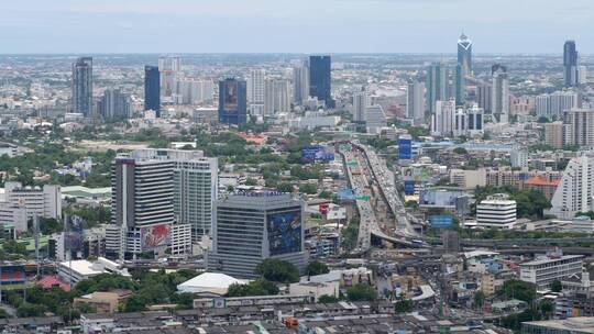 泰国曼谷——2020年7月29日：拥挤的城市景观区。投资、金融和商业概念。城市全景。俯视图首都亚洲城。高速公路上的汽车交通