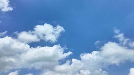 蓝天白云下的蓬松云朵云延时万里云卷云舒