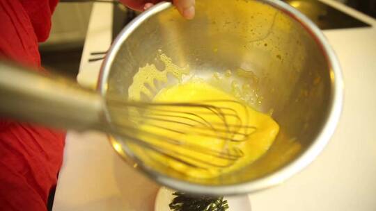 打蛋器搅拌鸡蛋液
