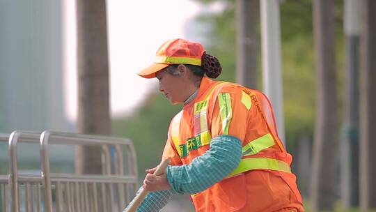 深圳街道福田环卫工人喝水清扫垃圾