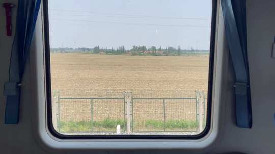 行驶中的火车窗外的村庄庄稼风景4