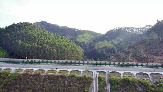 穿越在山区的高速路