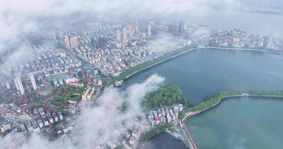 九江市春季低空云雾下的甘棠湖与南湖及长江