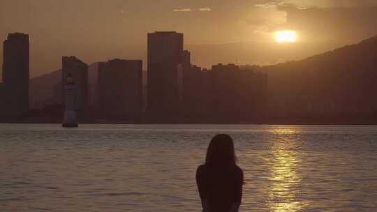 孤独的女人坐在日落的海边【商用需购买】