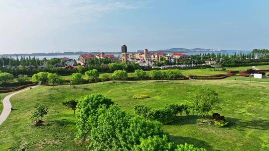 青岛西海岸新区海边公园散步健身