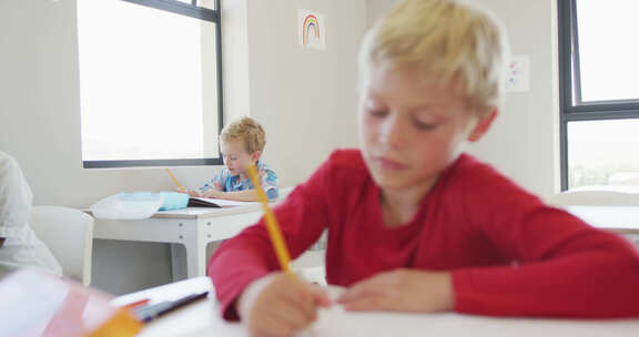 上课时不同男孩坐在学校课桌前的视频