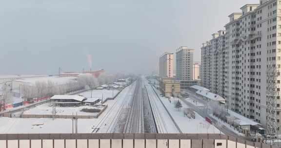 冬季雪后城市中积雪覆盖的铁轨和天桥