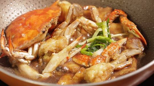 厨师炒制豆腐烧螃蟹