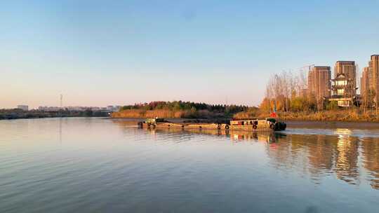 航拍夕阳河道湖泊运输船只行驶码头货船