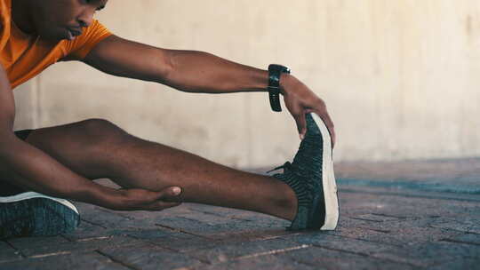黑人，伸展双腿进行健身和户外锻炼