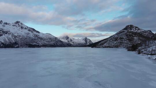 4k航拍山峰山谷雪山美景鸟瞰湖泊冰湖