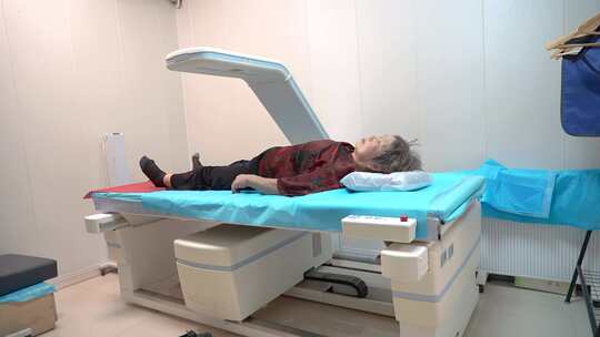医院病人患者做CT检查