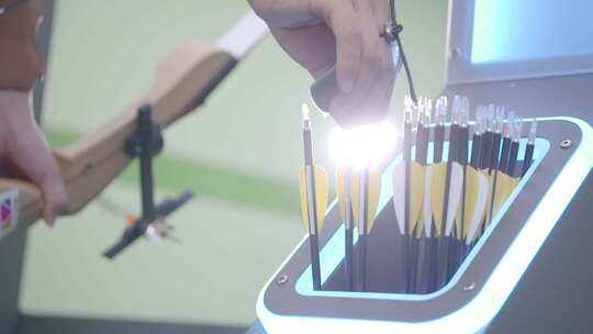 唯美室内射箭馆光影中男人拉弓射箭正中靶心