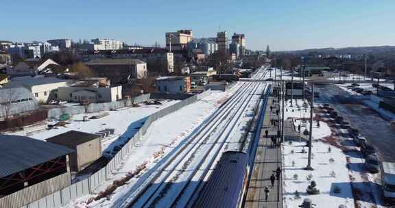 从空中看，客运列车在雪地里乘坐铁路