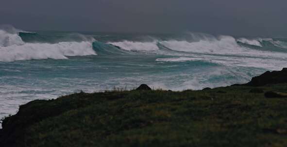 在阴天暴风雨的日子里，猛烈的海浪向岸边移