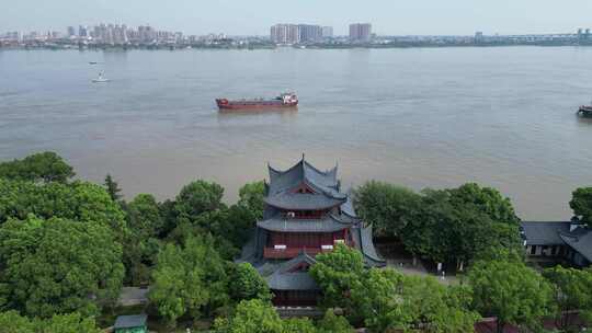 沿江道路边绿树中的古建筑风景九江锁江楼