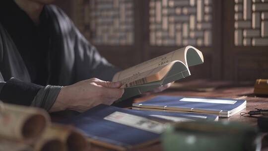 古代文人书房翻书学习中国传统文学视频素材模板下载
