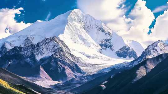 巍峨雪山壮丽风光