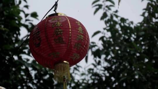 庙外庆祝农历新年的中国灯笼