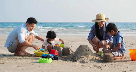 一家人在沙滩上玩沙子