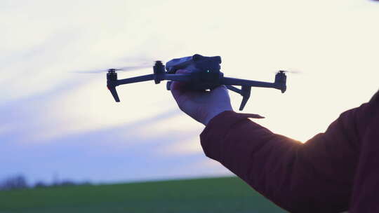 无人机从手中起飞视频素材模板下载