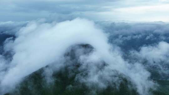 雨后群山村庄云雾缭绕