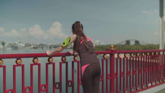 运动女性在桥上慢跑和做俯卧撑视频素材模板下载