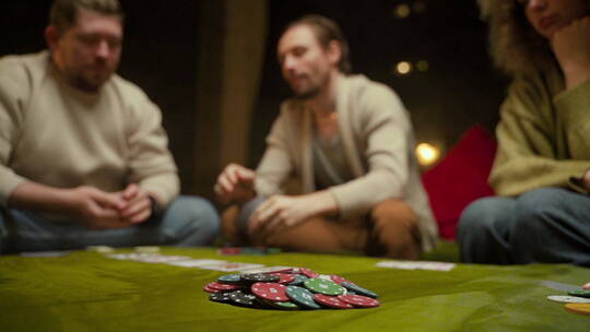 赌客围着桌子赌博    