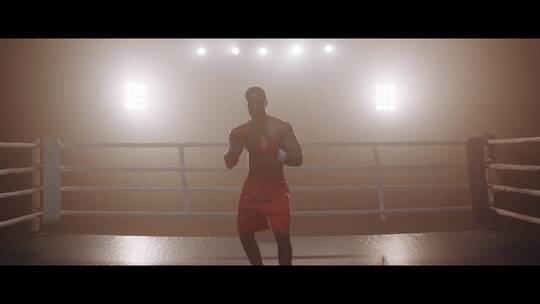 拳击手在拳击台上训练视频素材模板下载