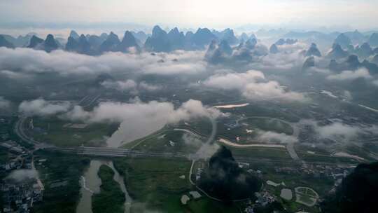 高空俯瞰桂林喀斯特山间穿行的公路