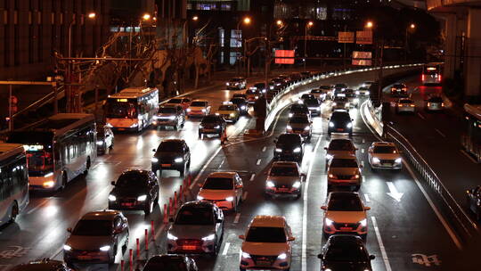 城市夜晚拥堵的汽车车流