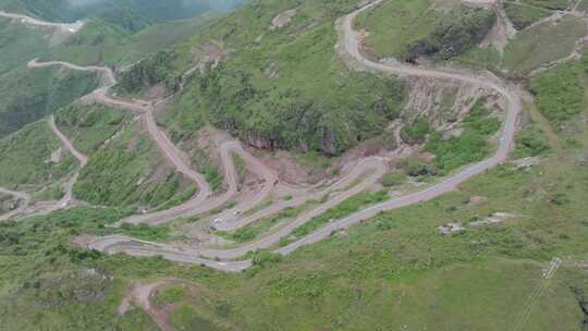 崎岖蜿蜒曲折山路