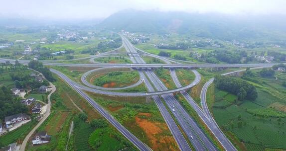 云雾雨后高速公路