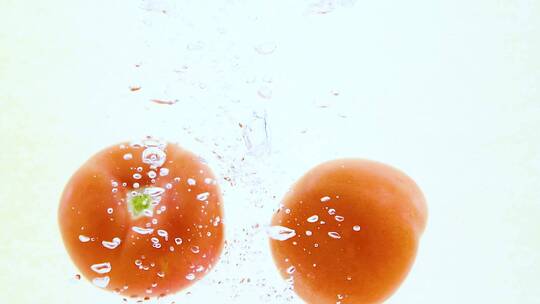高速拍摄落入水中的西红柿