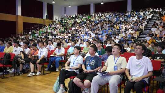 礼堂内坐满学生的大型讲座或会议现场