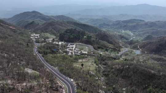 大山里蜿蜒崎岖的柏油路公路交通