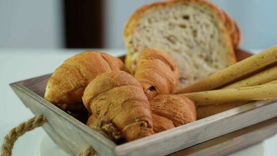自制面包棒牛角面包和新鲜烤面包机面包在厨