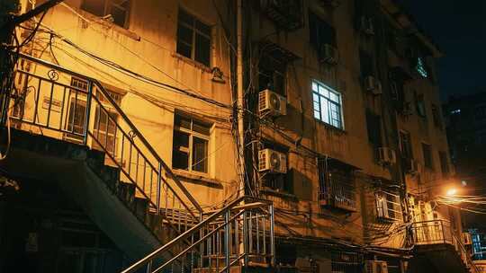 老旧居民楼夜晚景象