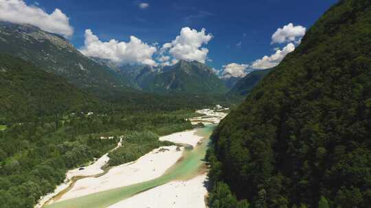 旅游航拍草原草地森林