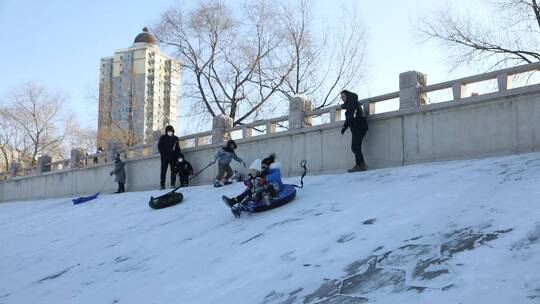 松花江江堤冰雪游戏