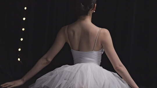 女人芭蕾天鹅湖梦幻慢动作光影素材
