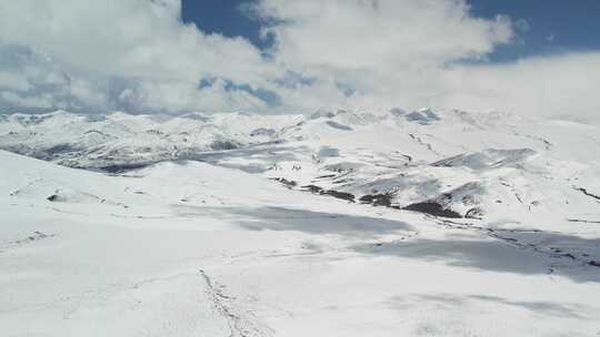 青海拉脊山蓝天白云雪山航拍视频