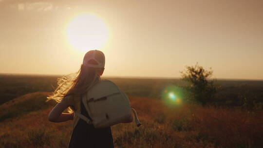 女孩背着书包跑向太阳视频素材模板下载