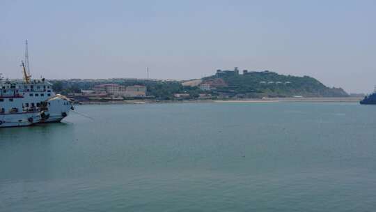 蓝色海洋大海海鸥岛屿浪花风景航拍