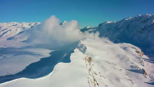 雪山云雾自然风光