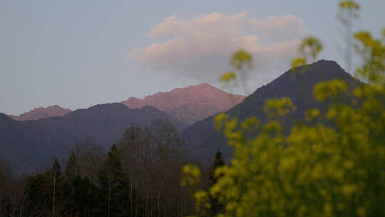 夕阳中红色的高黎贡山山顶