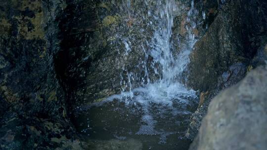 山间泉水溪流