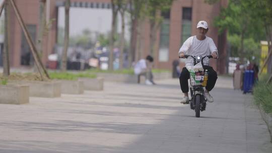 电动车在学校校园 中小学生 学习 生活 娱乐