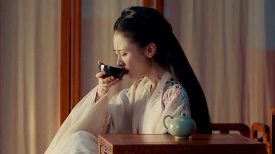 古代女子生病喝汤药