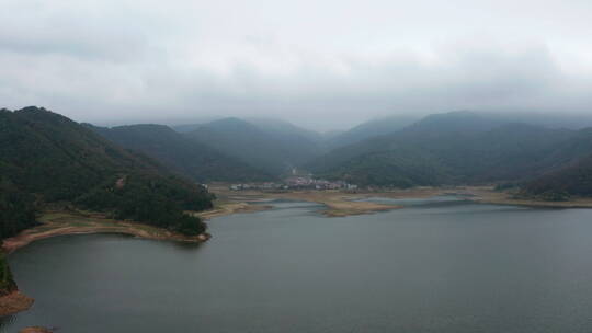 云雾天山间湖泊航拍